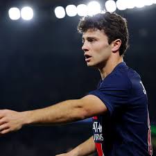 “É muito bom atacar, mas a sensação de tirar a bola a alguém…”: João Neves tornou-se no mestre dos roubos no meio-campo do PSG
