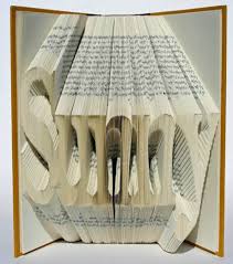 En entrant je vis une longue salle déserte. Il Cree Des Lettres En Relief En Pliant Les Pages D Un Livre