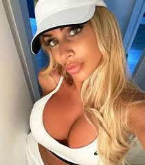 Veronica Graf, si fotografa al mare: l'ex Grande Fratello si dimentica il  reggiseno [FOTO]