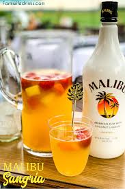 Voeg alle ingrediënten, met uitzondering van de prosecco, bij elkaar in een glas. Malibu Sangria Rum Drinks Recipes Cocktails With Malibu Rum Rum Drinks Easy