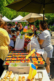 SUNDAY FUNDAY at the Birmingham Farmers Market! Join us this Sunday from  9AM–2PM in Public Parking Lot #6 (660 North Old Woodward) for all the  fresh, local goodness you love! 🛍️ Shop