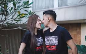 Keduanya terlihat dengan mesra saat menyanyikan lagu tersebut. Nella Kharisma Dan Dory Harsa Dikabarkan Nikah Ini 4 Potret Mesra Yang Diunggah Di Medsos