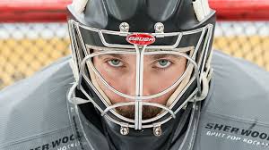 Außerdem sind bis zu fünf wechselspieler erlaubt, die jederzeit wechseln dürfen (interchanging). Julian Badermann Erklart Warum Man Als Eishockey Torwart Gar Nicht So Verruckt Sein Muss Ehc Torwart Badermann Uber Angst Bayreuth Tigers Nordbayerischer Kurier