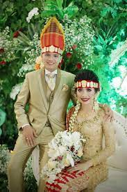 Pada busana ini, kain ulos yang merupakan lambang kasih sayang masih dikenakan oleh pasangan. Batak Wedding Kebaya Pernikahan Pengantin Gaun Perkawinan