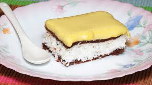 Amestecaţi gălbenuşurile cu untul, adăugaţi 200 de grame de zahăr şi omogenizaţi. Prajitura Rapida Cu Nuca De Cocos Reteta Video