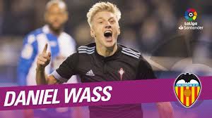 Born 31 may 1989) is a danish professional footballer who plays as a utility player for spanish club valencia and the danish national team. Daniel Wass Ficha Por El Valencia Cf Youtube