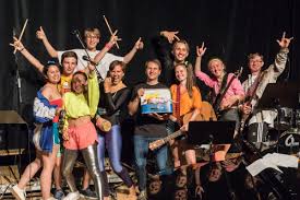 Schalte ein und schwelg gemeinsam mit uns in erinnerungen an. Chore Blasorchester Und Band Entfuhrten Beim Sommerkonzert Des Gymnasiums In Die 80er Jahre Veitshochheim News