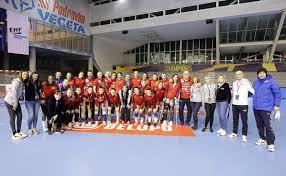 Dalić je na početku rekla da u ovome trenutku podravka ostvaruje jako dobre poslovne rezultate te da su nastavili trend iz prošle godine. Predsjednica Uprave Podravke Martina Dalic S Tribina Dala Podrsku Rukometasicama Podravka Vegete Podravka