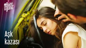 Tuğçe, ada'dan, bora'nın günlük planlarını kendisine bildirmesini, bir nevi ajanlık yapmasını istediği baht oyunu hüsrana uğradı. Ada Ve Bora Kaza Yapti Baht Oyunu 1 Bolum Youtube