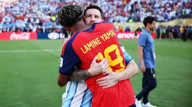Lamine Yamal đi vào lịch sử, gây xúc động khi ôm Messi sau chiến thắng | Báo Dân trí