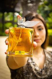 🎀Linda Vida, es una fragancia de la familia olfativa Floral Frutal, con  notas de salida de pera, iris y jazmín, sus notas de fondo son vainilla y  sandalo, es una fragancia muy