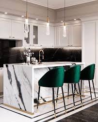 Ne Cuisine En Marbre Et Des Tabourets En Velours Vert Avec Des Suspensions Xxl Un Contraste Surprenant Que Deco Interieure Cuisine Moderne Decoration Maison