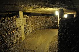 Arrondissement) bezeichnet, das ab 1785 im zuge der schließung vieler pariser pfarrfriedhöfe in einem jenseits der damaligen stadtgrenze im süden von paris gelegenen teil der stillgelegten unterirdischen steinbrüche. Pariser Katakomben Paris Forever