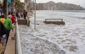 Door extreem noodweer met buitensporige regenval aan de zuidoostkust van spanje zijn twee doden gevallen. Stranden Benidorm Beschadigd Door Noodweer Spanjevandaag