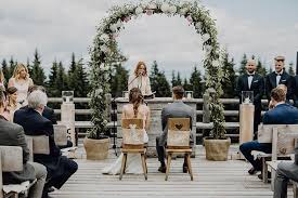 Wenn traditionen in ehren gehalten werden und man sich in schale wirft oder in diesem falle in seine tracht. Moderne Alm Hochzeit