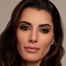 Next, apply a light brown shade of eyeshadow to just the outer corner of the eyes. Foundation Finder Max Factor