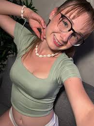 isn't that exactly what you're looking for in a younger girl?💕