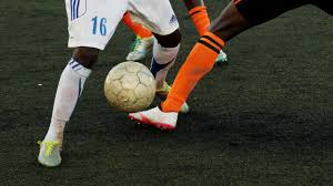 Bila terjadi pelanggaran pihak yang menentukan tendangan bebas. Peraturan Permainan Sepak Bola Menurut Fifa Kumparan Com