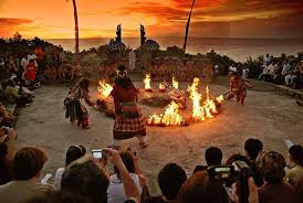 Pada sekitar tahun 1930, seorang seniman sekaligus penari dari bali bernama wayan limbak telah menciptakan sebuah. Mengenal Sejarah Tari Kecak Bali Filosofi Dibaliknya Tokopedia Blog
