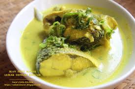 Bumbu gulai kaya rempah, seperti ketumbar, adas, jintan, bawang merah, cabai merah, serai, jahe. Amie S Little Kitchen Ikan Susu Masak Lemak Dengan Kencur