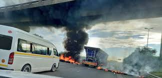 Ethekweni municipal workers reportedly embarked on a strike in the durban central business district, leading to traffic congestion. In Pics Durban Highways Blocked As Community Protests About Housing