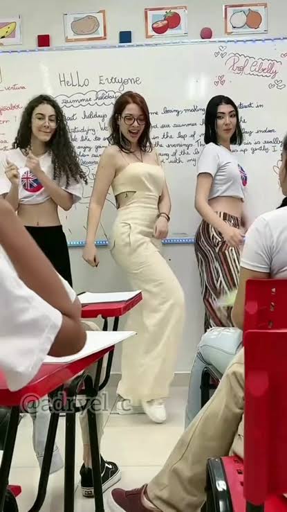 Profesora brasileña baila con sus alumnos video original en clase del  colegio trend tiktoker viral musica cumbia reggaeton 2023 #profesorabaila  #alumnos2023 #profesoraviral #profesorajoven