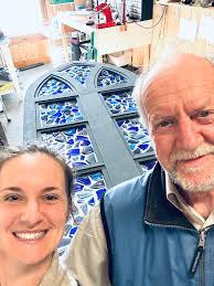 Voilà, elle est fini, la Fenêtre d'église bleu! Elle trône fièrement en  haut de l'escalier d'une maison à Ponite-aux-Loups, chez @jean-Gabriel  Déraspe!!! 🤩😁😍 Je l'avais promise quand j'étais enceinte d'Agathe, en  2021.