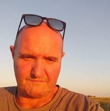 looking for some one to do a full garden tidy and clear leaves , even a cut  I know it's late but missed it so need a dry day