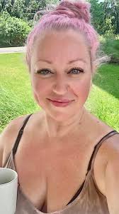 Sunday Funday! The sun is out, the grill is on, and the music turned up!  Feels like summer ☺️