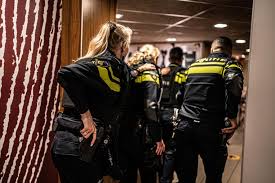 Hij werd voornamelijk bekend door zijn eigen televisieprogramma 'peter r. Ljk9xdeumtoc0m