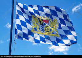 Der nach bevölkerung und fläche größte teil frankens gehört zum freistaat bayern und ist in die drei regierungsbezirke und bezirke mittelfranken (hauptstadt ansbach), oberfranken (hauptstadt bayreuth) und unterfranken (hauptstadt würzburg) gegliedert. Wehende Bayern Flagge Lizenzfreies Bild 5126033 Bildagentur Panthermedia