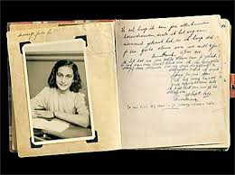 Elle adore écrire et décide d'entamer son journal intime. Le Journal D Anne Frank