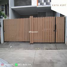 Pagar kayu yang simpel seperti ini sangat cocok untuk anda yang ingin memberi suasana lebih alami pada taman. Pagar Wpc Model Terbaru 2020 Harga Termurah Dan Kualitas Terbaik Jual Decking Wpc