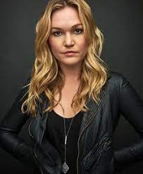 Julia Stiles On Her Love Of Old School Radio And Learning French From An App Julia Stiles Stiles Julia