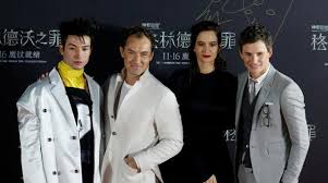 What creatures does newton scamander keep in his suitcase? Fantastic Beasts Production Halted After Positive Covid 19 Case Asharq Al Awsat