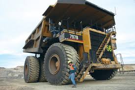 La caterpillar 797b est équipée d'une transmission hydromécanique à sept rapports ainsi que de freins hydrauliques. Die 10 Machtigsten Lastwagen Der Welt
