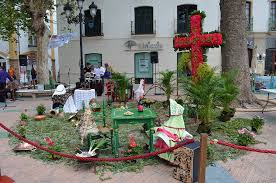 Esta tradición religiosa consiste en la colocación de una cruz elaborada de árbol de jiote, que se coloca en el patio de las casas y se adorna con frutas de la temporada. Dia De La Cruz 2012 Nerja Today