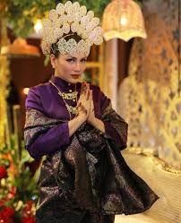A personal blog share perkembangan dunia artis malaysia, beauty. Baju Berinai Fasha Sandha Traditional Wedding Attire Trendy Outfits Inspiration Traditional Dresses