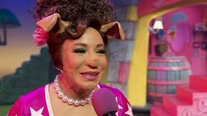 K3'tje Hanne krijgt slappe lach als boze wolf de noot niet haalt tijdens De  3 Biggetjes musical K3