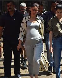 Kareena Kapoor Khan Grabbed Our Eyeballs With Her Baby Bump Is It A Good News Hungryboo Kareena Kapoor Kareena Kapoor Khan Stylish Maternity Outfits