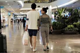 Siapa nih yang mau melamar dalam waktu dekat?! Lucu 10 Gaya Pacaran Di Mall Ini Pasti Sering Kamu Lihat