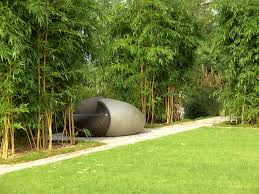 Moderner Wohngarten Mit Asiatischen Elementen Yin Und Yang Liege Im Bambushain Asiatischer Garten Landschaftsarchitektur Gartenarchitektur