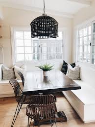 Banquette Le Banc Blanc Le Long Des Fenetres Je Changerais La Table Et Chaises Cest Sur Carlyjeanlosangeles Dining Room Nook Home Decor Dining Nook