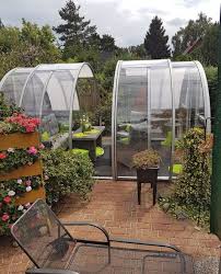 Title Bei Jedem Wetter Gartenlaube In Der Transparenten Laube Konnen Gartenfans Selbst Bei Regenwetter Mitten Im Gr Gartenlaube Pool Im Garten Gartentipps