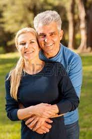 En Pareja De Edad Media Feliz Abrazando Al Aire Libre Abrazos De Parejas Poses De Fotografia De Pareja Sesiones De Foto De Compromiso
