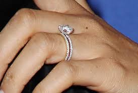 Has meghan redesigned her engagement ring? Meghan Markle S Redesigned Engagement Ring From Prince Harry Now Looks A Lot Like The One Her Ex Trevor Engelson Gave Her