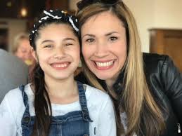 Enjoy These Fun Mother-Daughter Look Alikes In Michigan