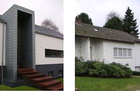 What An Impressive Entrance Door Very Consequent Restructuring And Remodeling Of A 60s Family Home In Biel Haus Modernisieren Haus Umbau Moderne Hausfassade