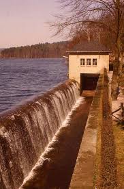 Die bevertalsperre läuft über, die staumauer kann die wassermassen nicht aufhalten. Bevertalsperre Huckstory De Historische Und Neuere Fotos Von Huckeswagen