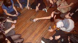 Plus de 50 questions spéciales amis, drôles, osées, folles, inattendues,; 10 Idees De Jeux Erotiques Quel Gage Sexuel Choisirez Vous